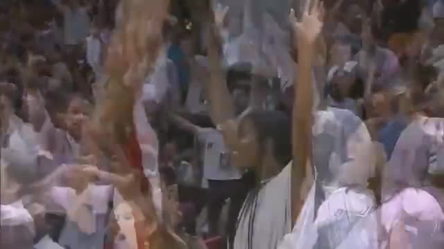 Dwyane Wade Shocks Crowd In Last Minutes Of His FINAL MIAMI HEAT GAME