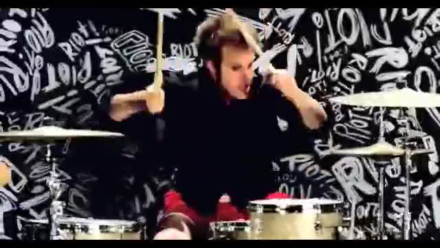 Paramore: Misery Business [OFFICIAL VIDEO]