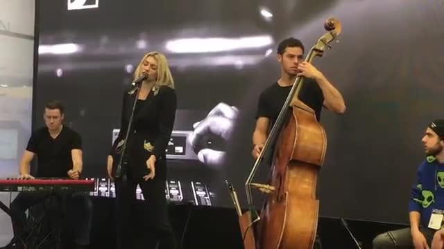 Lola Lennox, "Love Me"