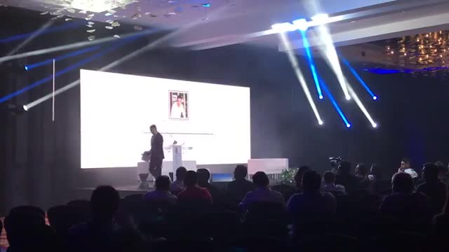 Scott Amyx speaking in Costa Rica